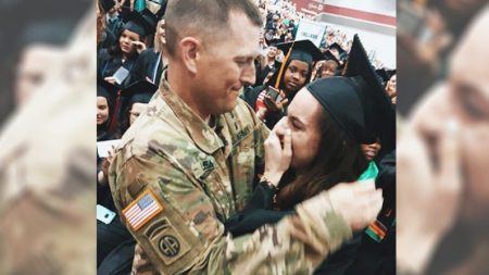 Ce militaire en mission à l’étranger vient par surprise à la cérémonie de remise de diplôme de sa fille