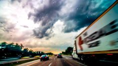 Un chauffeur de poids-lourd guide un couple à travers une tempête de pluie – son geste devient viral