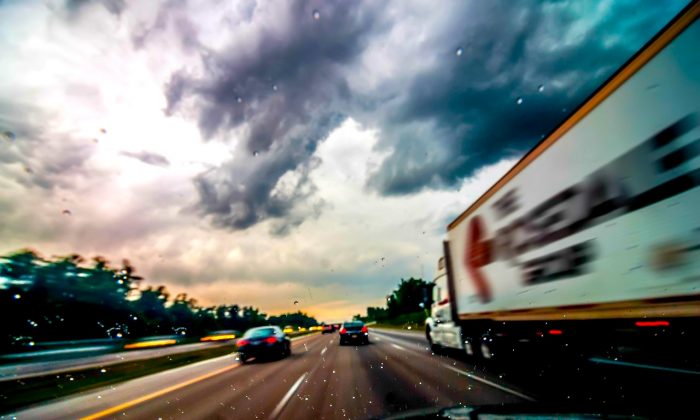 Photo d'illustration d'un camion sur une autoroute par temps de pluie. Une publication sur Facebook détaillant les actions de Brendan Foote, un chauffeur de camion australien qui a guidé un couple vers la sécurité lors d'une averse le 13 décembre 2018, dans le Queensland, en Australie, est devenu viral. (CC0/Pixabay)