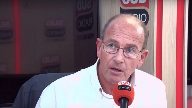 Sur le plateau de l’émission animée par Éric Morillot sur Sud Radio, Étienne Chouard a fustigé le manque d’indépendance des grands médias « complètement alignés sur l’agenda néo-libéral des ultra-riches ». Crédit : YouTube – Sud Radio