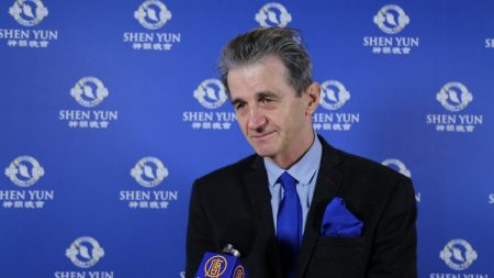 Le directeur des relations internationales de la FFBB qualifie Shen Yun de « ma-gni-fi-que ! »