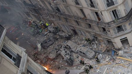 Pluie d’hommages pour les deux pompiers décédés lors de l’explosion à Paris