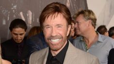 Chuck Norris dénonce « l’affaiblissement des lois californiennes sur l’immigration » après la mort d’un officier