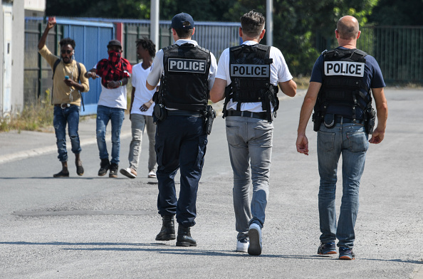 Entré « dans une colère noire » après avoir été notifié du rejet de sa demande d'asile, un migrant originaire du Koweit s’est livré à un acte de vandalisme. Photo d’illustration. Crédit : DENIS CHARLET/AFP/Getty Images.