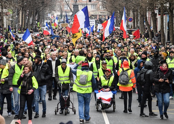 Théoricien de la France invisible et de la France périphérique, Christophe Guilluy estime que les Gilets jaunes ne s’inscrivent pas du tout dans l’analyse politico-médiatique d’un mouvement axé sur le repli sur soi, la tentation des extrêmes et les différents « –ismes » auxquels « le monde d’en haut » tente de les réduire depuis plusieurs semaines. Pour le géographe, ils représentent au contraire une majorité longtemps laissée pour compte et longtemps silencieuse qui entend désormais faire entendre sa voix dans l’ensemble du monde occidental. Crédit : DENIS CHARLET/AFP/Getty Images.