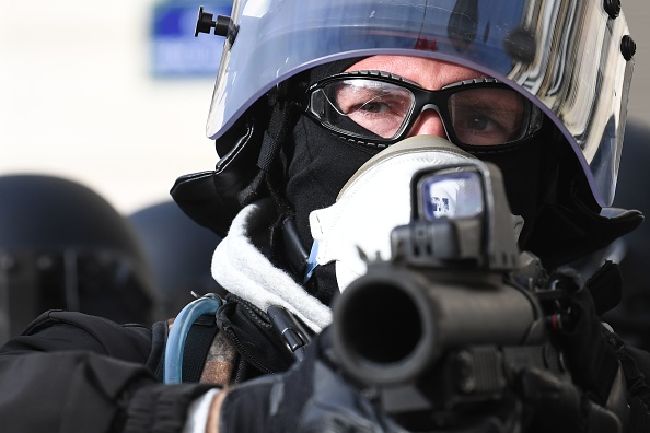 Forces de l'ordre : l'utilisation de LBD lors des manifestations des "gilets jaunes" a fait de nombreuses victimes au sein du mouvement.  (Photo : ALAIN JOCARD/AFP/Getty Images)