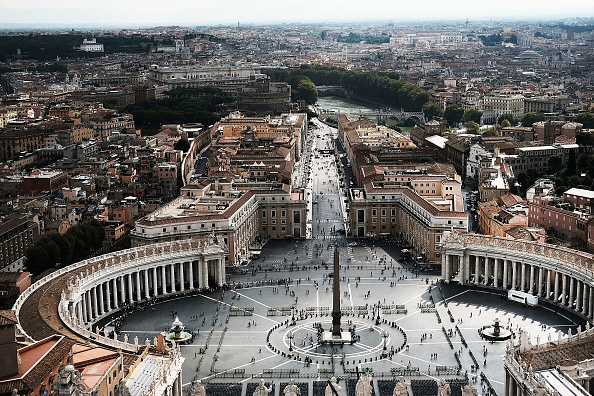 -La franco-italienne Romilda Ferrauto, qui a longtemps dirigé la section française de Radio Vatican avant de prendre récemment sa retraite, obtient le rôle clef de "conseillère" du directeur de la salle de presse. Photo de Spencer Platt / Getty Images.