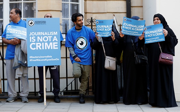 -Des manifestants appellent à la libération des journalistes Wa Lone et Kyaw Soe Oo devant l'ambassade du Myanmar à Londres le 27 septembre 2018. Photo d’ADRIAN DENNIS / AFP / Getty Images.