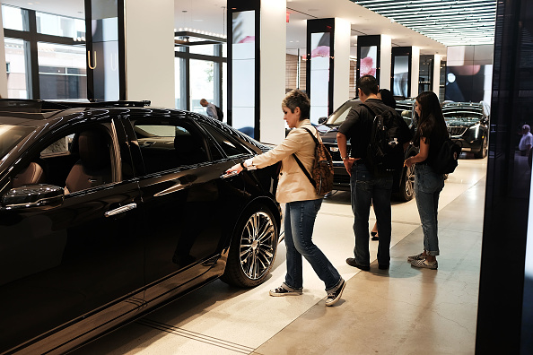 -Les véhicules Cadillac sont exposés à la Cadillac House, le siège social à New York de la marque de luxe de General Motors Co., le 4 octobre 2018. Cadillac a annoncé son intention de déplacer son siège social du quartier branché de SoHo vers Detroit. Photo de Spencer Platt / Getty Images.