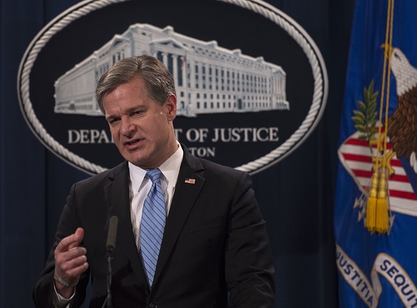 -Le directeur du FBI, Christopher Wray, prend la parole lors d'une conférence de presse au Département de la justice à Washington, le 26 octobre 2018. Photo ANDREW CABALLERO-REYNOLDS / AFP / Getty Images.