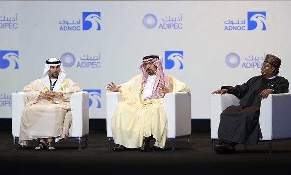 -Le ministre de l'Énergie des Emirats arabes unis, Suhail Mohammed Faraj al-Mazroui, le ministre saoudien de l'Energie, Khalid al-Falih et le secrétaire général de l'OPEP, Mohammed Barkindo, assistent au salon international du pétrole à Abou Dhabi. Photo KARIM SAHIB / AFP / Getty Images.