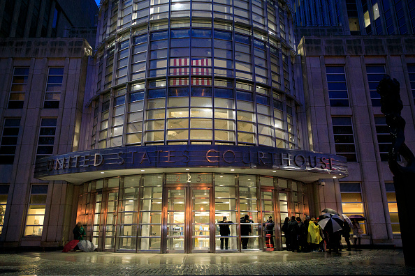 -Des responsables de la sécurité se tiennent dans le hall du tribunal de district des États-Unis pour le district oriental de New York pour du procès de Joaquin Guzman, le célèbre seigneur de la drogue mexicain connu sous le nom de « El Chapo ». Photo de Drew Angerer / Getty Images.