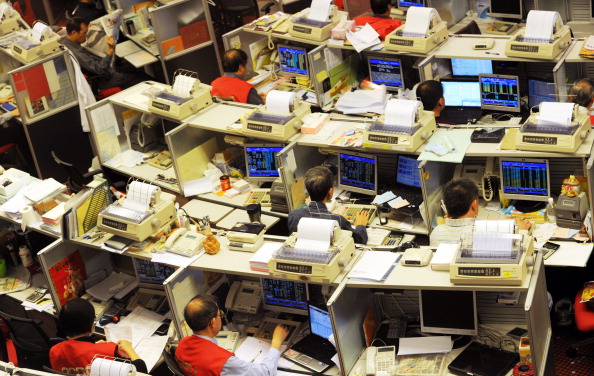 -Les traders surveillent les fluctuations des cours à la Bourse de Hong Kong. La société minière brésilienne Vale a fait ses débuts commerciaux à Hong Kong. Il s'agit de la première entreprise sud-américaine à être cotée en bourse. La Chine avide de ressources. Photo MIKE CLARKE / AFP / Getty Images.