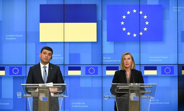 -La haute représentante de l'Union pour les affaires étrangères et de la politique de sécurité, Federica Mogherini (à droite) aborde la crise au Venezuela, et exige la libération de tous les journalistes détenus sans raison au Venezuela. Photo de JOHN THYS / AFP / Getty Images.