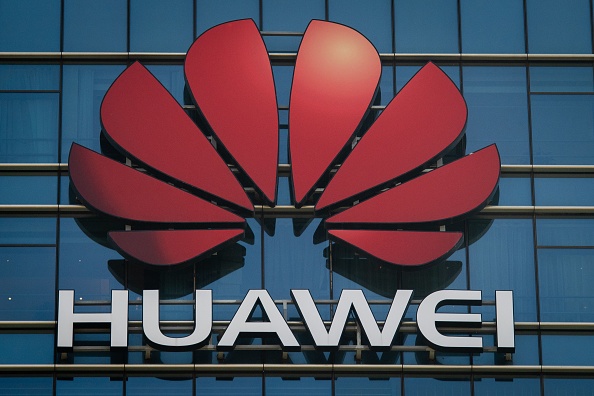 -Le logo Huawei figure sur un immeuble de bureaux Huawei à Dongguan, dans la province du Guangdong, dans la province méridionale de Guangdong, le 18 décembre 2018. Photo NICOLAS ASFOURI / AFP / Getty Images.