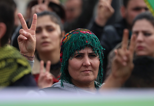 -Les Kurdes syriens participent à une manifestation le 28 décembre 2018 à Qamishli, une ville à majorité kurde syrienne, contre les menaces de la Turquie de mener une nouvelle offensive à la suite de la décision des États-Unis de retirer leurs troupes. Photo DELIL SOULEIMAN / AFP / Getty Images.