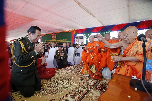 -Le Premier ministre cambodgien Hun Sen reçoit les bénédictions de moines bouddhistes après avoir assisté à l'inauguration du nouveau monument "Win Win" à Phnom Penh le 29 décembre 2018. Photo KHEM SOVANNARA / AFP / Getty Images.