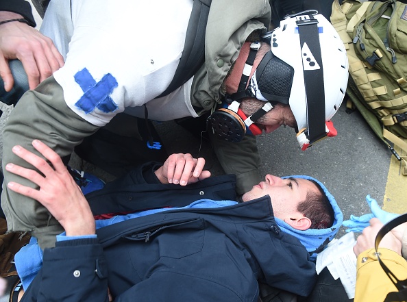 "Gilets jaunes" Bordeaux. Un jeune manifestant frappé à la tête par les forces de l'ordre. (Photo : MEHDI FEDOUACH/AFP/Getty Images)