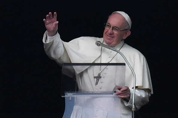 -Le pape François fait un signe de la main aux fidèles par la fenêtre du palais apostolique qui surplombe la place Saint-Pierre, lors de la prière hebdomadaire de l'Angélus, le le 1er janvier 2019 au Vatican. Photo ALBERTO PIZZOLI / AFP / Getty Images.