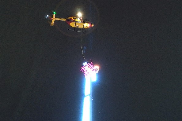 -Un hélicoptère survole une gigantesque fête foraine après que huit personnes se soient retrouvées coincées dans les airs à Rennes, ville bretonne, le 31 décembre 2018. Photo ANTOINE AGASSE / AFP / Getty Images.