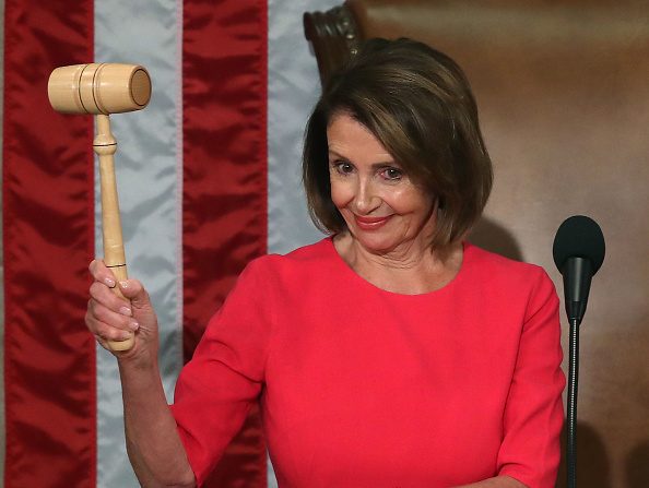 La Présidente de la Chambre des représentants, Nancy Pelosi, tient le marteau lors de la première session du 116e Congrès au Capitole américain le 3 janvier 2019 à Washington, DC. Sous le nuage d'une fermeture partielle du gouvernement fédéral, Pelosi reprendra son ancien titre de présidente de la Chambre et ses collègues démocrates prendront le contrôle de la Chambre des représentants pour la deuxième fois en huit ans. (Photo : Mark Wilson/Getty Images)