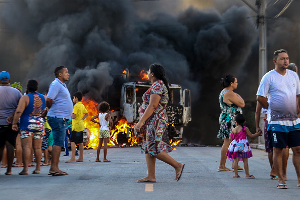 -Nous voyons un camion en train de brûler au cours d'une vague de violence entre gangs dans l'État de Ceara, au nord-est du Brésil, dans le quartier de Conjunto Palmeiras, ville de Fortaleza. Le gouvernement brésilien a ordonné l'envoi de troupes au nord-est vendredi dans le pays pour contenir la violence des groupes criminels. Photo ALEX GOM / AFP / Getty Images.