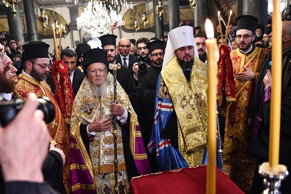 -Le patriarche œcuménique Bartholomée Ier et le métropolite Epiphane chef de l'Église orthodoxe ukrainienne indépendante, prient lors d'une cérémonie pour la signature du décret de Tomos sur l'autocéphalie de l'église orthodoxe ukrainienne à Istanbul le 5 janvier 2019. Photo OZAN KOSE / AFP / Getty Images.