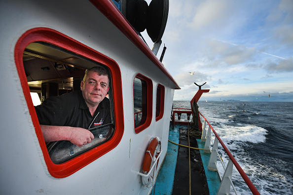 -Victor Laurenson skipper de l'étoile radieuse pêche dans la mer du Nord le 5 décembre 2018 dans les Shetland, en Écosse. Les membres de la flotte de pêche écossaise craignent que la nouvelle politique de la pêche ne cède encore une part trop importante de ses captures aux États européens et ne parvienne pas à rétablir un contrôle total sur les eaux britanniques. Photo par Jeff J Mitchell / Getty Images.