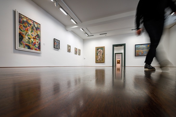 -Une photo prise le 4 décembre 2018 montre des œuvres d'art dans une salle du Kunstmuseum de Berne. Photo FABRICE COFFRINI / AFP / Getty Images.