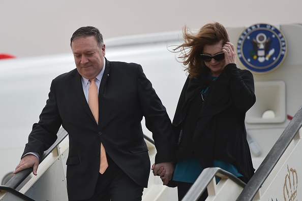 -Le secrétaire d'État américain Mike Pompeo et son épouse Susan quittent leur avion alors qu'ils arrivent à Amman au début d'une tournée au Moyen-Orient pour montrer leur engagement dans la région après la décision surprise du président américain de retirer des troupes de la Syrie déchirée par la guerre le 8 janvier, 2019. Photo ANDREW CABALLERO-REYNOLDS / AFP / Getty Images.