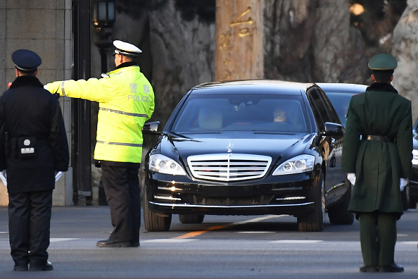 -La limousine principale du cortège du leader nord-coréen Kim Jong Un quitte la porte du Diaoyutai State Guesthouse à Pékin le 9 janvier 2019. Le dirigeant nord-coréen Kim Jong Un est arrivé le 8 janvier à Beijing pour une visite inopinée. Photo GREG BAKER / AFP / Getty Images.