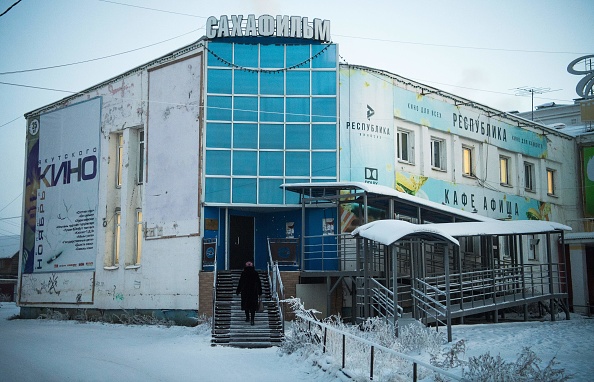 -Une photo prise le 29 novembre 2018 montre le bureau de Sakhafilm, la principale société de production de films en Yakoutie, à Yakutsk. Dans la région reculée de la Yakoutie, en Russie, l'industrie cinématographique est en plein essor, malgré des horaires de tournage limités par certains des hivers les plus froids de la planète et des réalisateurs accusant des "esprits" d'avoir dérangé l'équipe de production. Photo MLADEN ANTONOV / AFP / Getty Images.