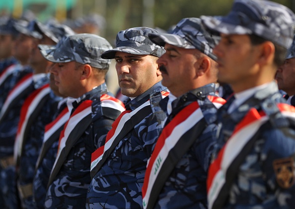 -Des policiers irakiens défilent à Bagdad le 10 janvier 2019 pour célébrer 158 policiers irakiens après une période de formation de six mois. Photo AHMAD AL-RUBAYE / AFP / Getty Images.