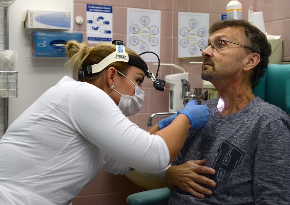 -Le médecin tchèque Barbora Repova, qui dirige le projet d'une nouvelle application vocale de haute technologie pour le compte de l'Université Charles, inspecte un trou dans la gorge de son patient, Martin Kozel, le 07 décembre 2018 à l'hôpital Motol de Prague. Photo MICHAL CIZEK / AFP / Getty Images.