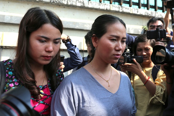 -Les épouses, des journalistes emprisonnés du Myanmar Kyaw Soe Oo et Wa Lone, quittent la Haute Cour régionale de Yangon le 11 janvier 2019. Un juge du Myanmar a rejeté l'appel des deux journalistes de Reuters, ils seront emprisonnés pendant sept ans. Photo SAI AUNG MAIN / AFP / Getty Images.