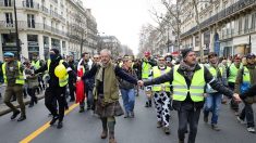 « Gilets jaunes » et brassards blanc: un service d’ordre pour éviter casse et les « violences policières »