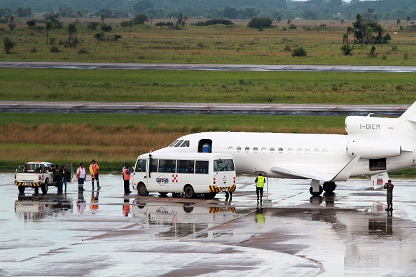 -Santa Cruz, Bolivie, le 13 janvier 2019. Vue de l'avion transportant Cesare Battisti, recherché par Rome pour quatre meurtres imputés à un groupe d'extrême gauche dans les années 1970. L'ancien militant communiste Cesare Battisti a été remis à l'Italie par les autorités boliviennes dimanche. Il est à bord d'un avion à destination de Rome. Photo DANIEL WALKER / AFP / Getty Images.