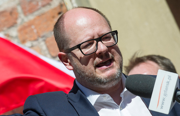 -Un assaillant armé d'un couteau a poignardé le maire de la ville portuaire polonaise de Gdansk devant des centaines de personnes lors d'un événement caritatif, laissant le politicien se battre pour sa vie le lundi 14 janvier 2019, après cinq heures d'opération. Photo de SIMON KRAWCZYK / AFP / Getty Images.