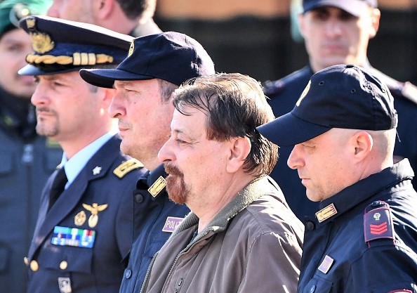 -Le 14 janvier 2019. L'ancien militant communiste Cesare Battisti a atterri à Rome le 14 janvier après qu'une équipe de police internationale l'ait retrouvé et arrêté en Bolivie, mettant fin à presque quatre décennies de fuite. Photo ALBERTO PIZZOLI / AFP / Getty Images.