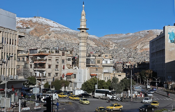 -De la neige est vue sur le mont Qasion à Damas, la capitale syrienne, le 17 janvier 2019. Les températures glaciales et le manque de soins médicaux ont tué au moins 15 enfants syriens déplacés au cours des dernières semaines, ont rapporté les Nations Unies. Photo LOUAI BESHARA / AFP / Getty Images.