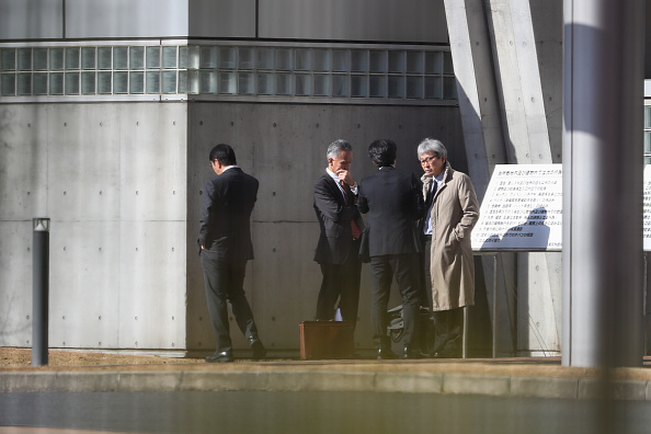 -L’avocat de Carlos Ghosn est vu à la maison de détention de Tokyo le 21 décembre 2018, au Japon. L'ancien président de Nissan, Carlos Ghosn, un vétéran de l'industrie automobile, a été arrêté pour inconduite financière et accusations selon lesquelles son indemnité aurait été sous-estimée de plus de 5 milliards de yens entre 2011 et 2015. Photo de Takashi Aoyama / Getty Images.