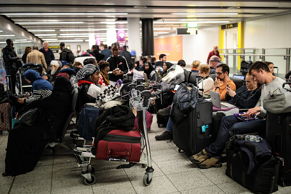 -La police continue à rechercher les responsables des drones. L'aéroport d'Heathrow, le plus fréquenté d'Europe, a suspendu mardi soir les vols au départ pendant près d'une heure, suite à "un signalement de drone". Photo de Jack Taylor / Getty Images.