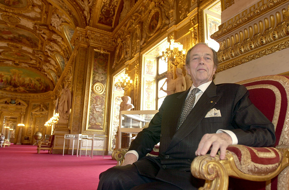 -Henri d'Orléans, aujourd'hui comte de Paris, duc de France et actuel chef de la maison royale de France, pose pour le photographe, le 10 juin 2002 au Sénat à Paris, avant un discours officiel qu'il doit donner au Sénat à l'occasion de la présentation de son livre : 'La France à bout de bras'. Photo MEHDI FEDOUACH/AFP/Getty Images.