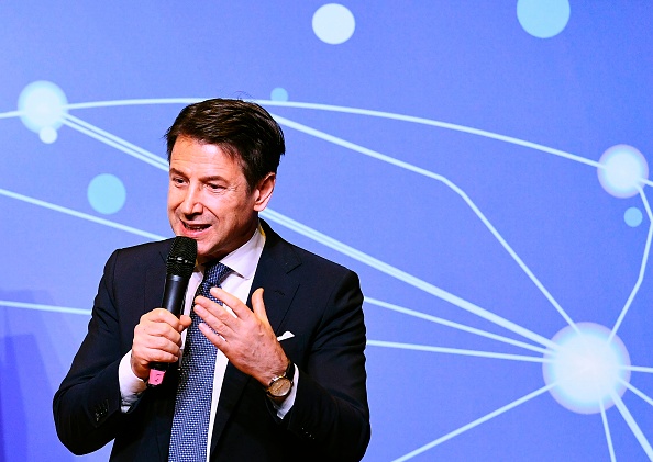 -Le Premier ministre italien, Giuseppe Conte, s'exprime devant le ministre italien du Travail et de l'Industrie et le vice-Premier ministre, a présenté sa loi sur les "revenus des citoyens" lors d'une réunion à Rome le 22 janvier 2019. Photo VINCENZO PINTO / AFP / Getty Images.