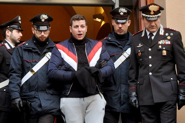 -Leandro Greco, petit-fils du célèbre gangster Michele Greco, est escorté des carabiniers le 22 janvier 2019 à Palerme, après son arrestation. La police anti-mafia a annoncé le 22 janvier avoir porté un nouveau coup à l'Italien Cosa Nostra, en arrêtant sept membres présumés de la star montante après que deux des membres du groupe du crime organisé soient devenus des témoins à charge. Photo ALESSANDRO FUCARINI / AFP / Getty Images.