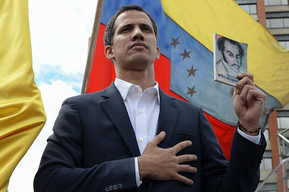 -Le président de l'Assemblée nationale du Venezuela, Juan Guaido, s'est déclaré le "président par intérim" du pays lors d'un rassemblement de l'opposition de masse contre le dirigeant, Nicolas Maduro, "Je jure assumer formellement les pouvoirs exécutifs nationaux en tant que président par intérim du Venezuela pour mettre fin à l'usurpation, (installer) un gouvernement de transition et organiser des élections libres", a déclaré Guaido sous les applaudissements de milliers de supporters. Photo FEDERICO PARRA / AFP / Getty Images.