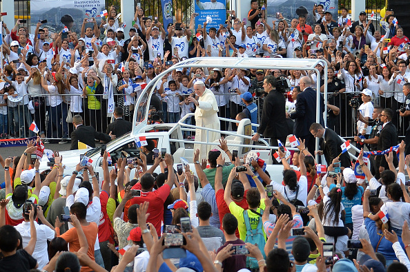 -Le 23 janvier 2019, le pape François salue les fidèles de la passerelle mobile après son arrivée à Panama pour la Journée mondiale de la jeunesse. La peur des migrations nous rend "fous", alors qu'il se rendait à Panama mercredi pour un rassemblement de jeunes catholiques, qui s’attendent à l’entendre parler fermement de la défense des migrants d’Amérique centrale. Photo MARVIN RECINOS / AFP / Getty Images.