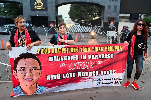 -Les partisans de l'ancien gouverneur de Jakarta, Basuki Tjahaja Purnama, plus connu sous le nom d'Ahok, arborent une banderole devant le quartier général de la police à Depok, au sud de Jakarta, le 24 janvier 2019, avant d'être libéré de prison après sa peine pour blasphème. Photo BAY ISMOYO / AFP / Getty Images.