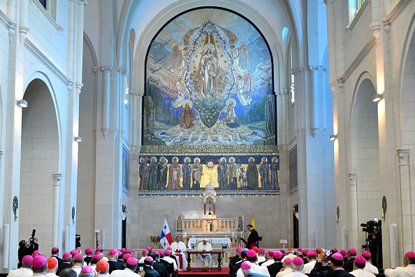 -Le pape François assiste à une réunion avec les évêques, d'Amérique centrale à l'église de San Francisco d’Asis à Panama City le 24 janvier 2019. Le pape François ouvre officiellement jeudi les célébrations des Journées mondiales de la jeunesse qui ont attiré environ 200 000 jeunes des quatre coins du monde. Photo ALBERTO PIZZOLI / AFP / Getty Images.