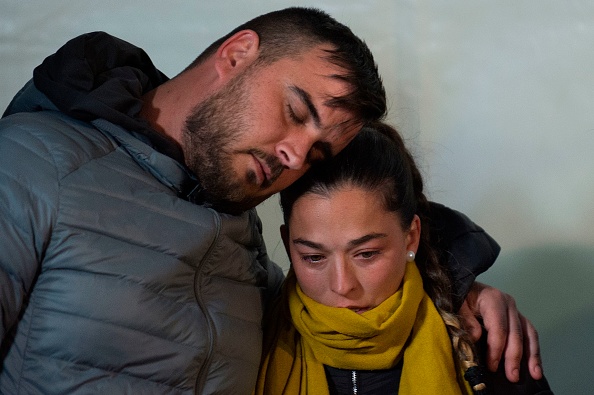 Parents de Julen Rosello anéantis. Leur petit garçon de 2 ans a été retrouvé sans vie au fond d'un puits après 13 jours de recherches. (Photo : JORGE GUERRERO/AFP/Getty Images)